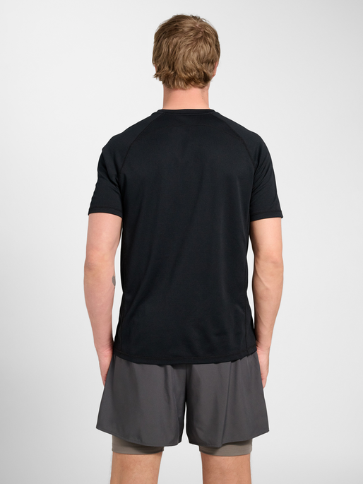 hmlMOMENTUM T-SHIRT S/S, BLACK, model