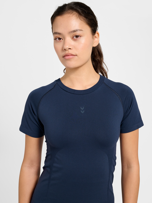 hmlFLOW T-SHIRT S/S, DRESS BLUES, model