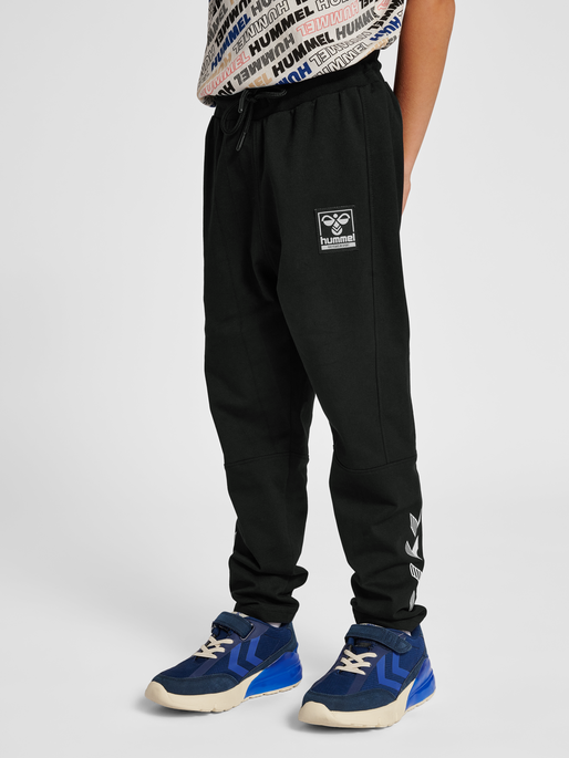 hmlYUKIO PANTS, 2001, model