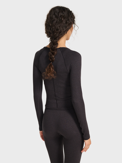 hmlYOGA SEAMLESS RIB T-SHIRT L/S, BLACK MELANGE, model
