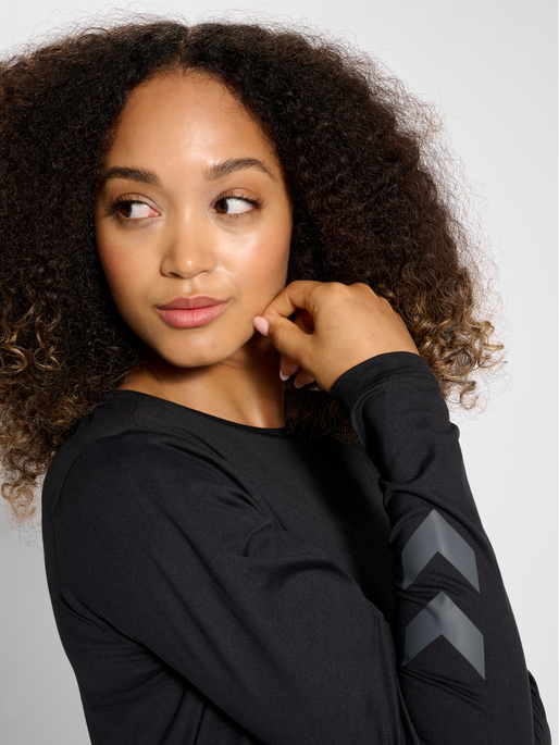 hmlMT TAYLOR T-SHIRT L/S, BLACK, model