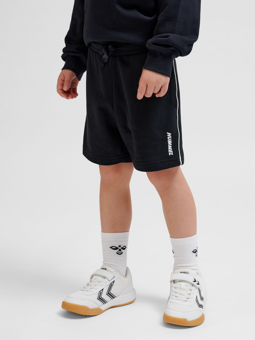 hmlCASPER SHORTS, BLACK, model
