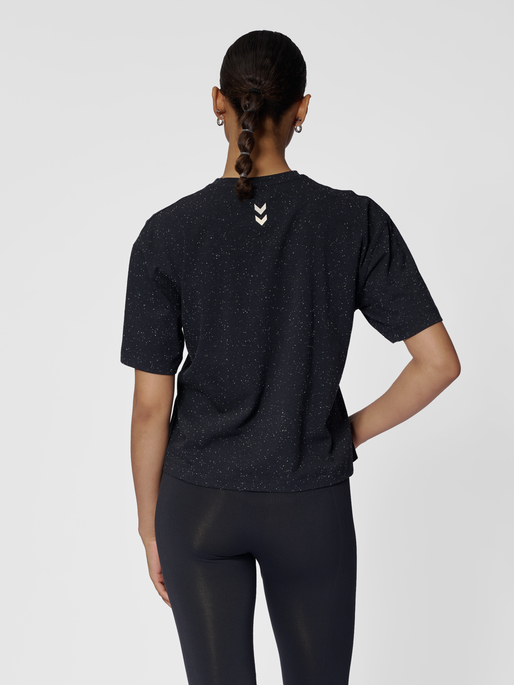 hmlMT ULTRA BOXY SHORT T-SHIRT, BLACK MELANGE, model