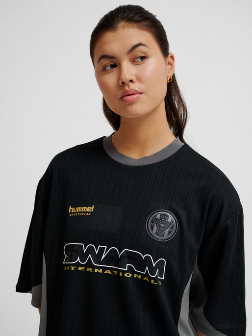 hmlLOOSE FB JERSEY S/S TOPSCORER, BLACK, model