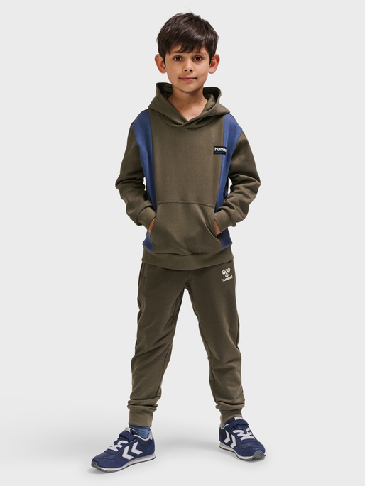 hmlALLTON HOODIE, MAJOR BROWN, model