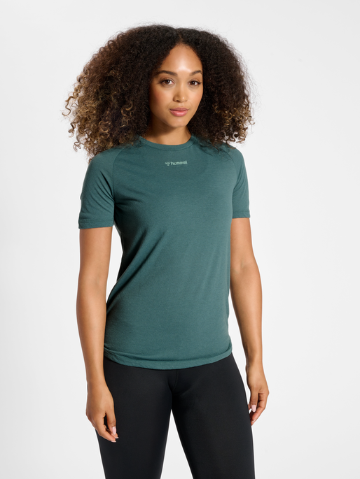 hmlMT VANJA T-SHIRT, NORTH ATLANTIC, model