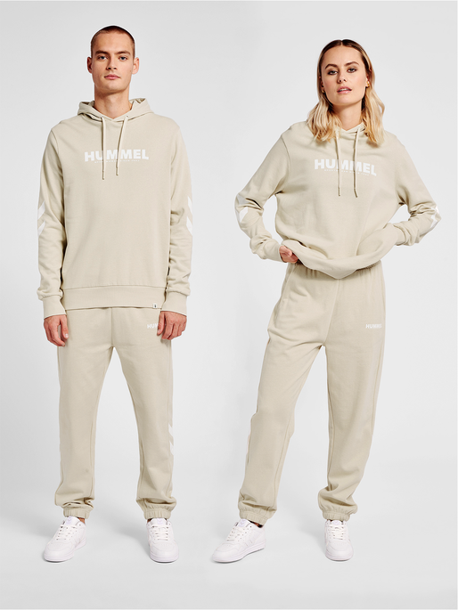 hmlLEGACY HOODIE PANTS SET, PUMICE STONE, model