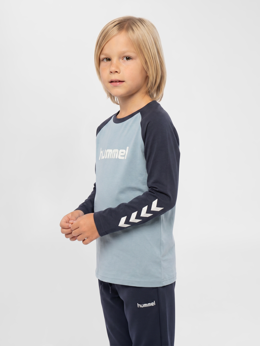 hmlJR LOGO T-SHIRT L/S, DUSTY BLUE, model