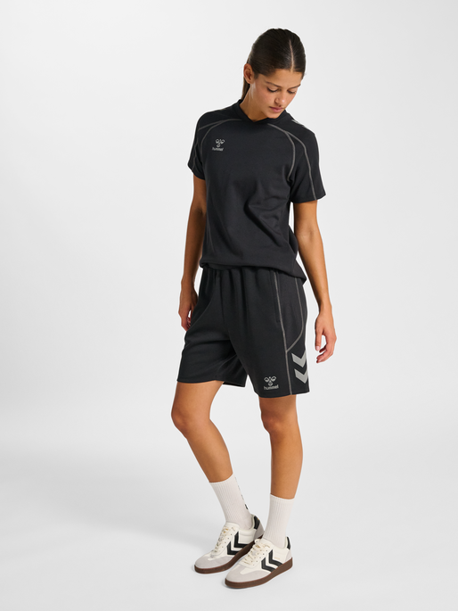 hmlMOVE 2.0 SHORTS WOMAN, BLACK, model