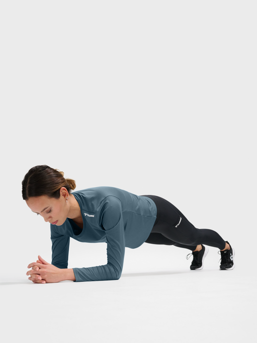 hmlMT AURA MESH T-SHIRT L/S, STORMY WEATHER, model