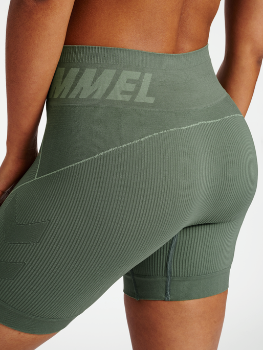 hmlTE CHRISTEL SEAMLESS SHORTS, LILY PAD/ LAUREL WREATH MELANGE, model