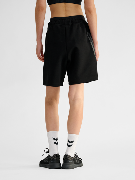 hmlTECH FLEECE SHORTS, BLACK, model