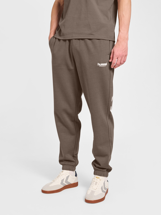 hmlLEGACY 2.0 SWEATPANTS, DARK NIGHT, model