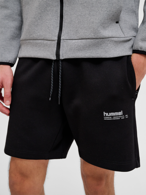hmlTECH FLEECE SHORTS, BLACK, model