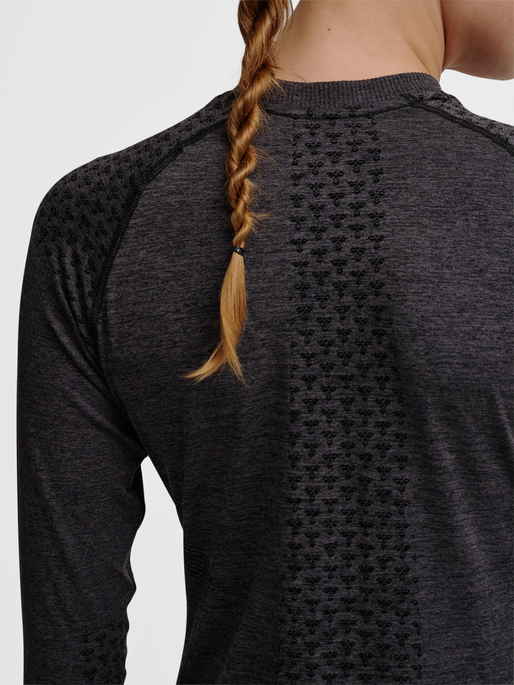 hmlCI SEAMLESS T-SHIRT L/S, BLACK MELANGE, model