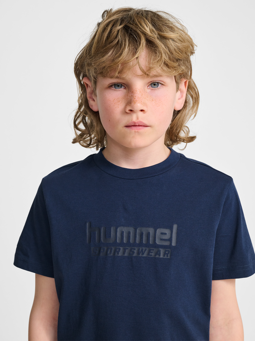 hmlJR BASE T-SHIRT S/S, DRESS BLUES, model