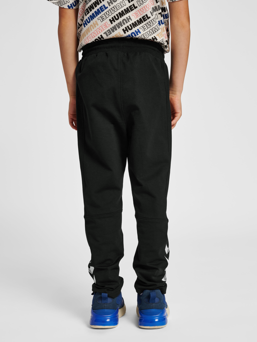 hmlYUKIO PANTS, 2001, model