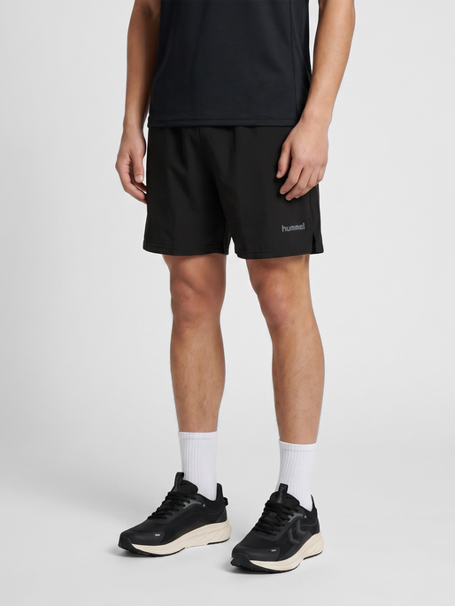 hmlHYBRID SHORTS, BLACK, model