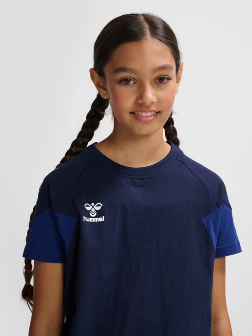 hmlTRAVEL T-SHIRT S/S KIDS, MARINE, model