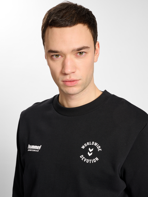 hmlLGC DEVOTION SWEATSHIRT, 2001, model