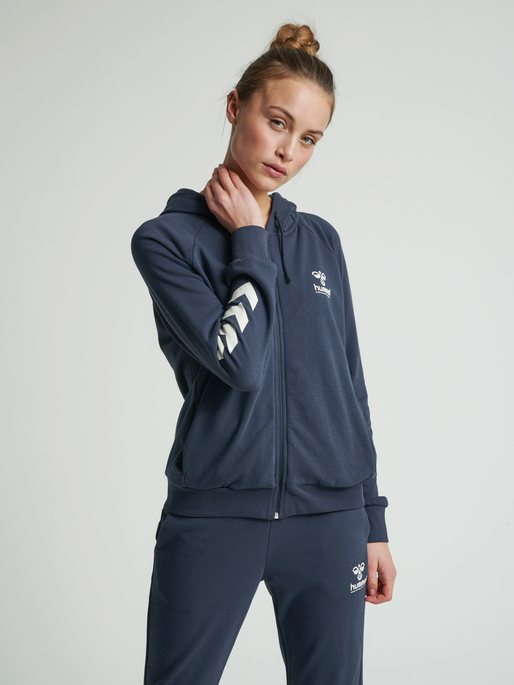 hmlNONI ZIP HOODIE, 7429, model