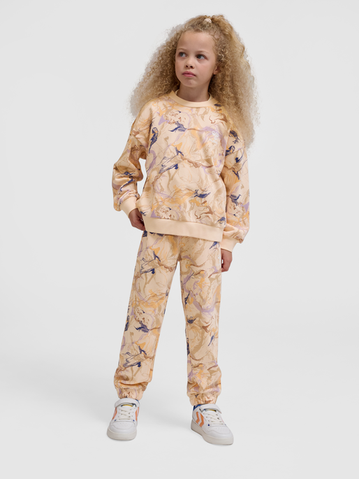 hmlSWIRLY SWEATSHIRT, BISQUE, model