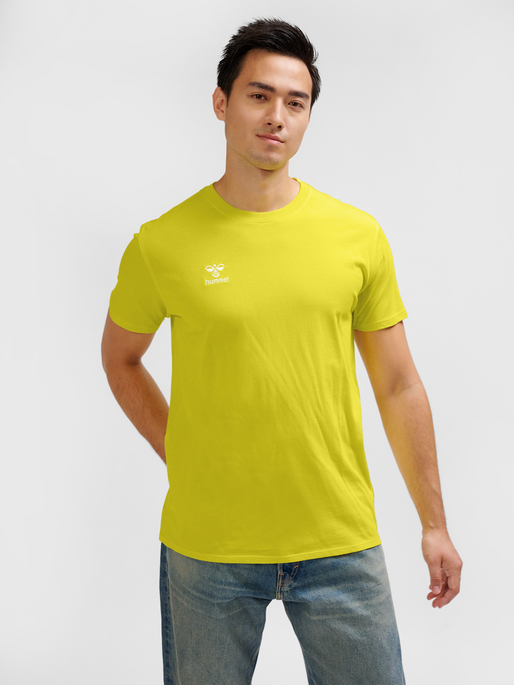 hmlGO 2.0 T-SHIRT S/S, BLAZING YELLOW, model