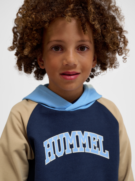 hmlESSEN HOODIE, BLACK IRIS, model