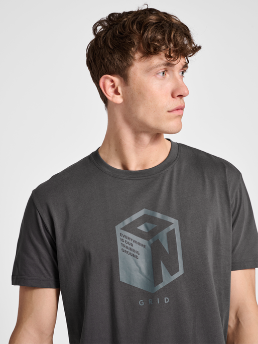 hmlPRO GRID COTTON T-SHIRT S/S, FORGED IRON, model