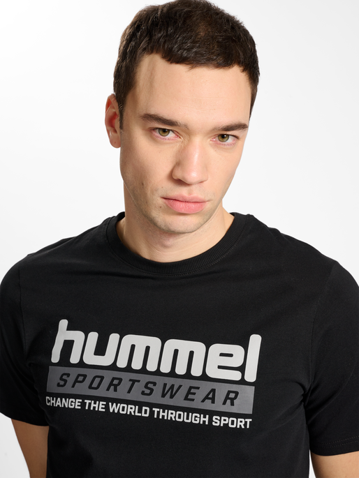 hmlLGC CARSON T-SHIRT, BLACK, model