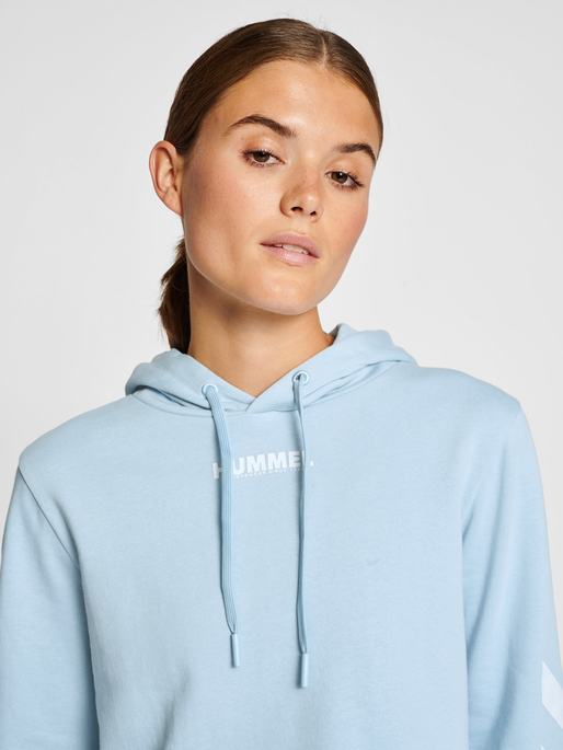 hmlLEGACY WOMAN CROPPED HOODIE, CELESTIAL BLUE, model