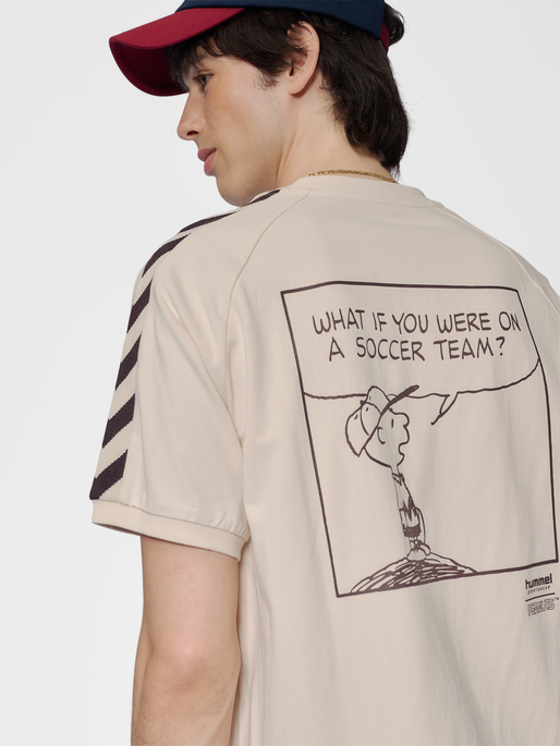 hmlARCHIVE T-SHIRT S/S PEANUTS, WHITECAP GRAY, model