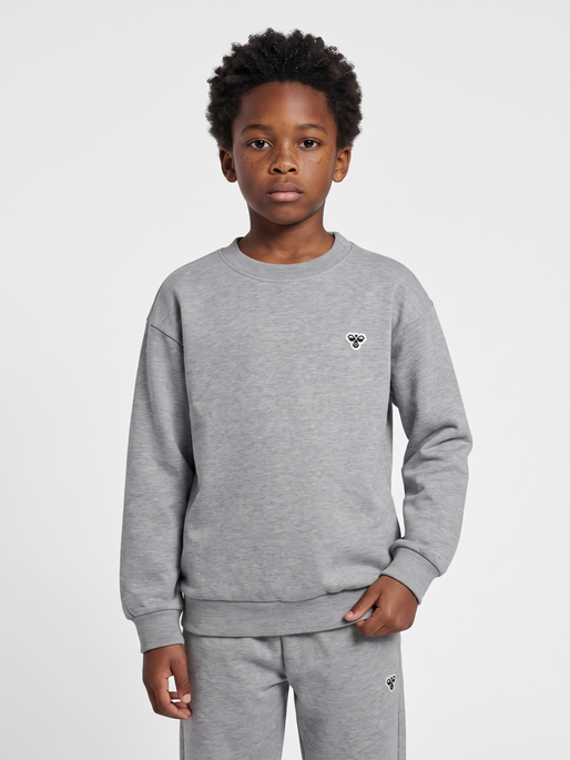 hmlJR LOOSE CREWNECK BEE, GREY MELANGE, model