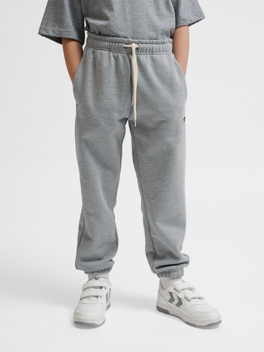 hmlJR LOOSE SWEATPANTS BEE, GREY MELANGE, model