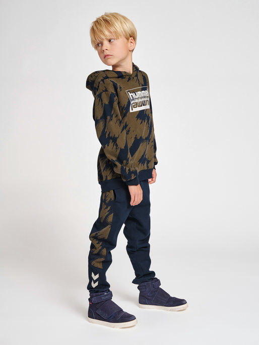 hmlZION HOODIE, BLACK IRIS, model