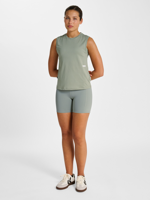 hmlPULSE WORKOUT W TANKTOP, SEAGRASS, model