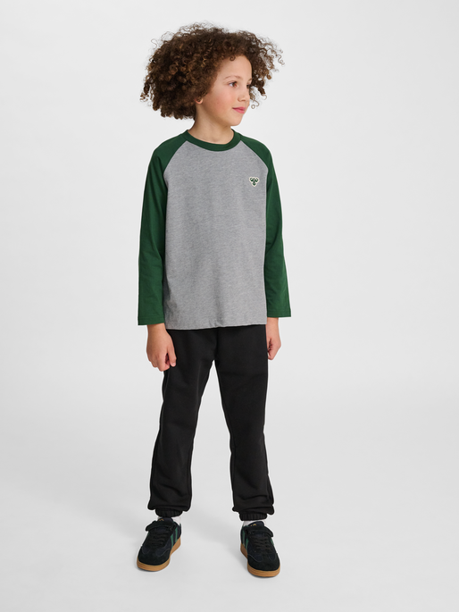 hmlJR RAGLAN LOOSE T-SHIRT L/S BEE, DARK GREEN, model