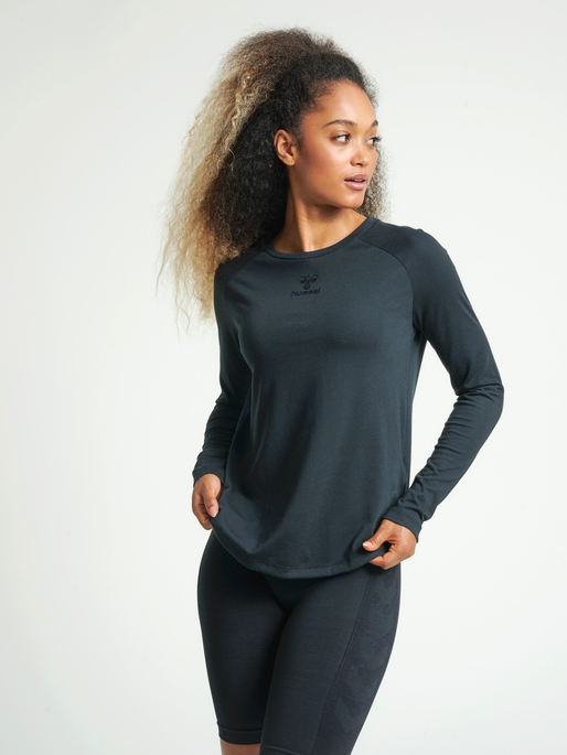 hmlVANJA T-SHIRT L/S, BLACK, model