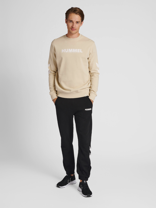 hmlLEGACY SWEATSHIRT, PUMICE STONE, model