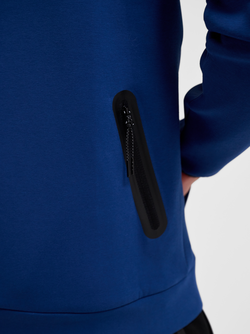 hmlTECH FLEECE REGULAR ZIP HOODIE, ESTATE BLUE, model