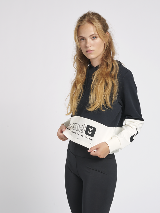 hmlLGC MAE CROPPED HOODIE, 2001, model