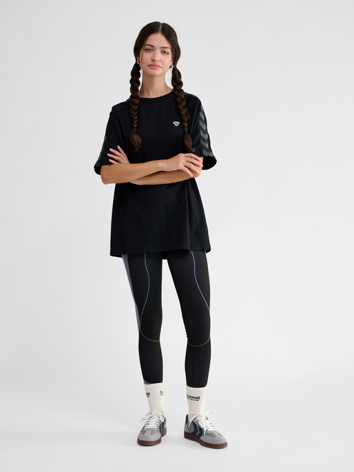hmlARCHIVE LOOSE T-SHIRT S/S, BLACK/EBONY, model