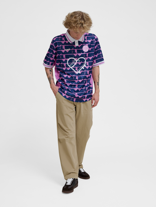 hmlLOOSE SOCCER JERSEY LOVE, VIOLET, model