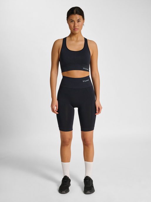 hmlTIF SEAMLESS CYLING SHORTS, BLACK, model