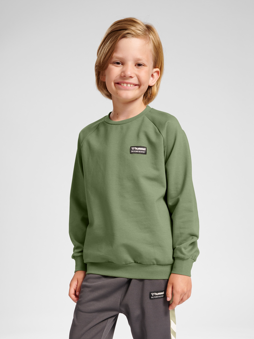hmlGLEN SWEATSHIRT, 7400, model