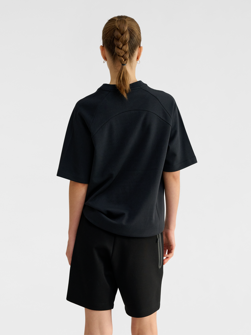 hmlTECH LOOSE T-SHIRT, BLACK, model