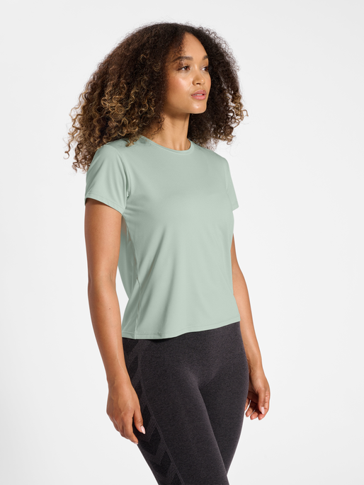 hmlMT AURA MESH T-SHIRT, SILT GREEN, model