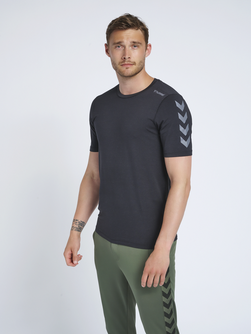 hmlMACE T-SHIRT, 2001, model