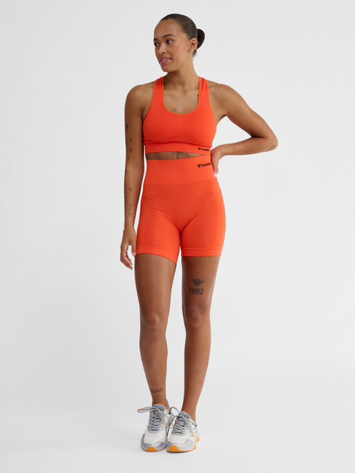 hmlTIF SEAMLESS SPORTS TOP, TANGERINE TANGO, model