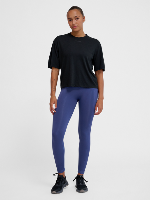 hmlMT VANJA BOXY SHORT T-SHIRT, BLACK, model